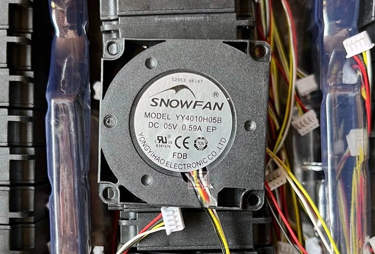 SNOWFAN YY4010H05B 5V 0.59A 4wires Cooling Fan
